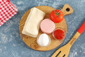 "Ушки" с колбасой и помидорами "Ушки" с колбасой и помидорами