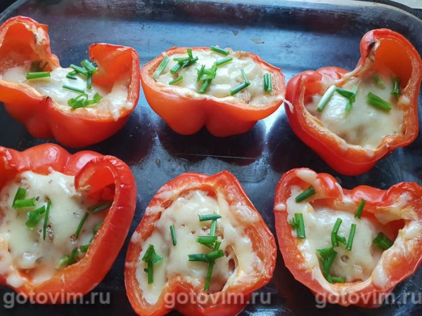 Фаршированный перец с тунцом по сырной корочкой, запеченный в духовке
