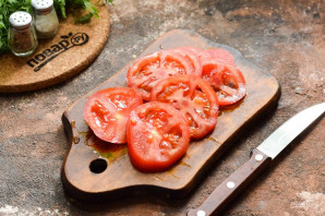 Жареный адыгейский сыр с помидорами Жареный адыгейский сыр с помидорами
