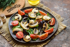 Салат с красной рыбой и шампиньонами