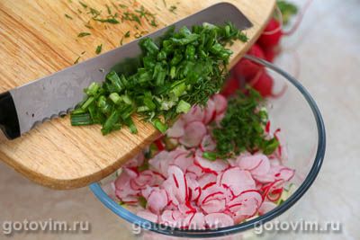Салат из редиски с огурцом, яйцом и плавленым сырком