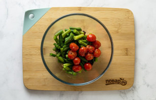 Теплый салат с фасолью