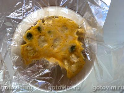 Омлет пашот с ряженкой, черным хлебом и каперсами