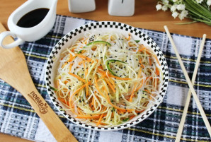 Китайский салат с крахмальной лапшой Китайский салат с крахмальной лапшой