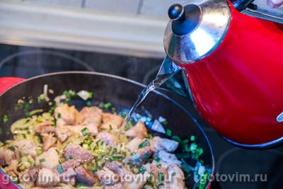 Свинина по-гречески, тушенная с сельдереем и зеленым луком в соусе авголемоно Свинина по-гречески, тушенная с сельдереем и зеленым луком в соусе авголемоно