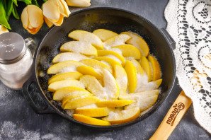 Яблочный тарт с карамелью Яблочный тарт с карамелью