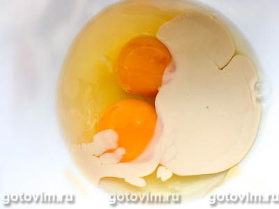 Омлет пашот с ряженкой, черным хлебом и каперсами