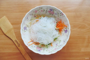 Китайский салат с крахмальной лапшой Китайский салат с крахмальной лапшой