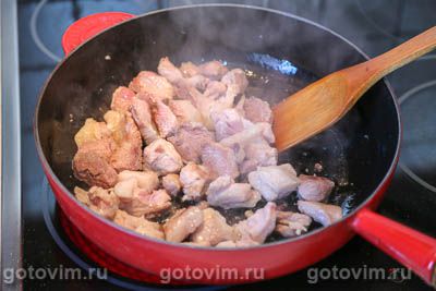 Свинина по-гречески, тушенная с сельдереем и зеленым луком в соусе авголемоно Свинина по-гречески, тушенная с сельдереем и зеленым луком в соусе авголемоно