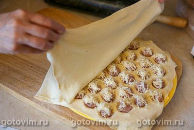 Мини-пирожки из слоеного теста в форме для пельменей Мини-пирожки из слоеного теста в форме для пельменей