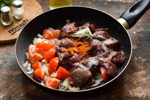 Говяжья печень тушеная с помидорами Говяжья печень тушеная с помидорами