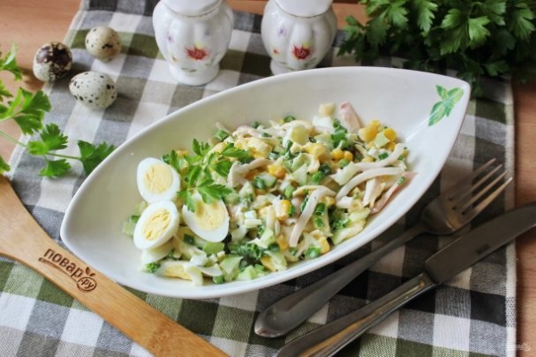 Салат с кальмарами и перепелиными яйцами Салат с кальмарами и перепелиными яйцами