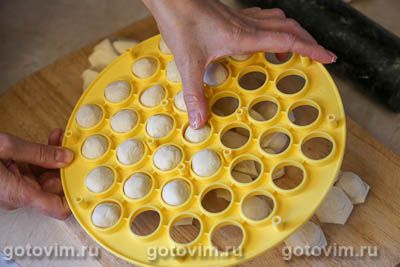 Мини-пирожки из слоеного теста в форме для пельменей Мини-пирожки из слоеного теста в форме для пельменей