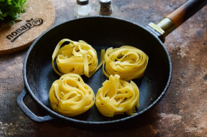 Гнезда с сосисками Гнезда с сосисками