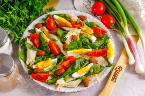 Салат с миндалем и курицей