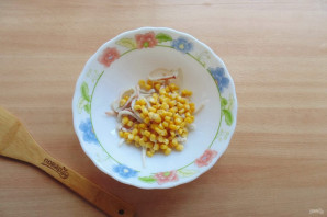 Салат с кальмарами и перепелиными яйцами Салат с кальмарами и перепелиными яйцами