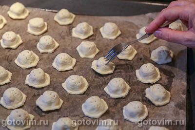 Мини-пирожки из слоеного теста в форме для пельменей Мини-пирожки из слоеного теста в форме для пельменей