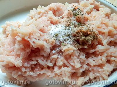 Мясной хлеб из куриного филе с кусочками пассаты из помидоров