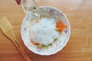 Китайский салат с крахмальной лапшой Китайский салат с крахмальной лапшой