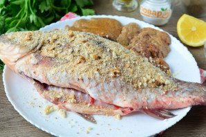 Жареный карась в сухарях Жареный карась в сухарях