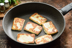 Жареный адыгейский сыр с помидорами Жареный адыгейский сыр с помидорами