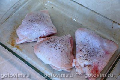 Куриные бедра, запеченные в соусе из сливочного масла с чесноком и лимоном