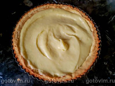 Песочный пирог с заварным кремом и консервированными абрикосами