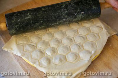 Мини-пирожки из слоеного теста в форме для пельменей Мини-пирожки из слоеного теста в форме для пельменей