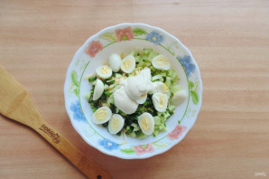 Салат с кальмарами и перепелиными яйцами Салат с кальмарами и перепелиными яйцами