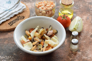 Салат с фасолью и морепродуктами Салат с фасолью и морепродуктами