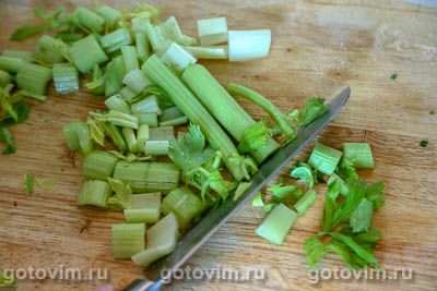 Свинина по-гречески, тушенная с сельдереем и зеленым луком в соусе авголемоно Свинина по-гречески, тушенная с сельдереем и зеленым луком в соусе авголемоно