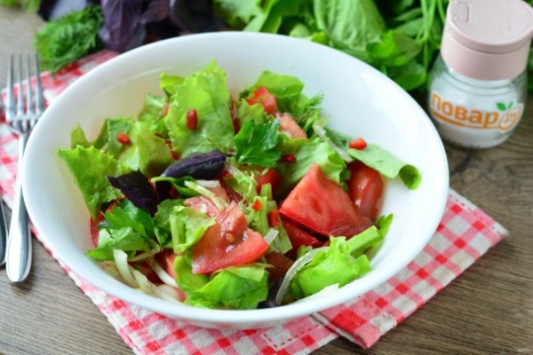 Острый салат с помидорами и перцем чили