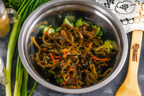 Салат с морской капустой и свежим огурцом Салат с морской капустой и свежим огурцом