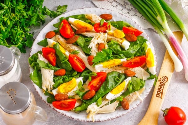 Салат с миндалем и курицей