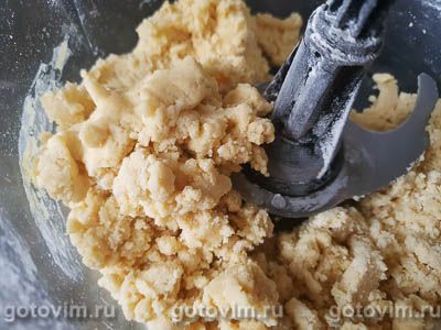 Песочный пирог с заварным кремом и консервированными абрикосами