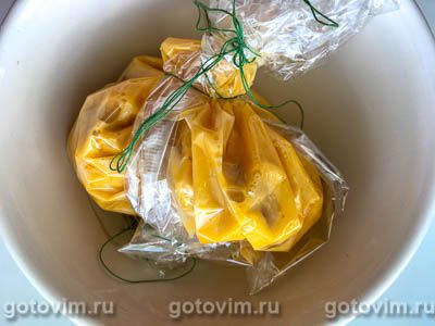 Омлет пашот с ряженкой, черным хлебом и каперсами