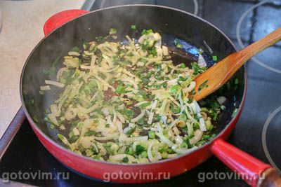 Свинина по-гречески, тушенная с сельдереем и зеленым луком в соусе авголемоно Свинина по-гречески, тушенная с сельдереем и зеленым луком в соусе авголемоно