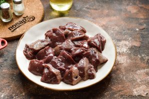 Говяжья печень тушеная с помидорами Говяжья печень тушеная с помидорами