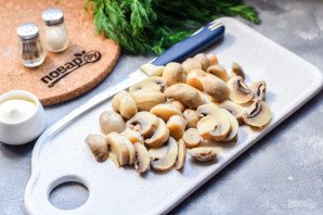 Салат с солеными грибами и картофелем