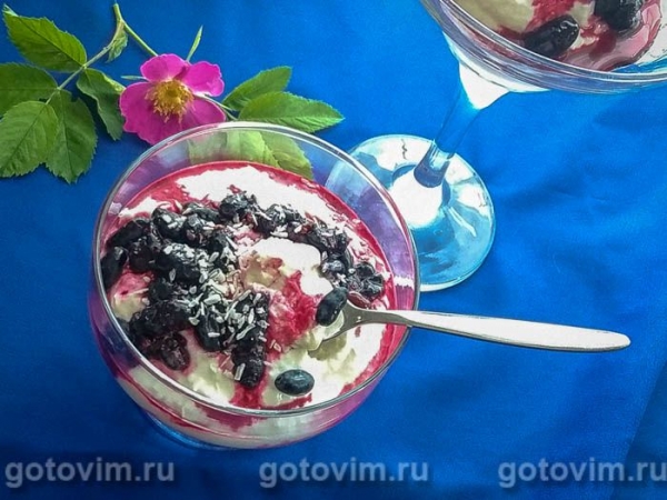 Творожный десерт с жимолостью и кокосовой стружкой Творожный десерт с жимолостью и кокосовой стружкой
