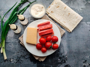 Рулет из лаваша с крабовыми палочками и помидорами Рулет из лаваша с крабовыми палочками и помидорами