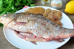 Жареный карась в сухарях Жареный карась в сухарях