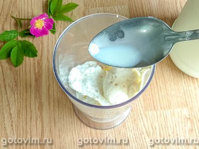 Творожный десерт с жимолостью и кокосовой стружкой Творожный десерт с жимолостью и кокосовой стружкой