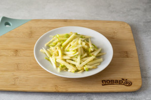 Салат из капусты с черносливом и яблоком