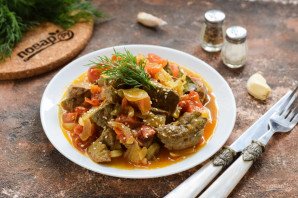 Говяжья печень тушеная с помидорами Говяжья печень тушеная с помидорами