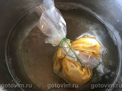 Омлет пашот с ряженкой, черным хлебом и каперсами