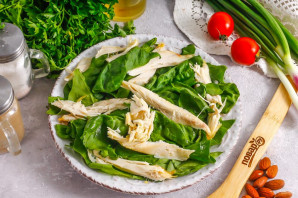 Салат с миндалем и курицей
