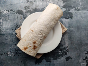 Рулет из лаваша с крабовыми палочками и помидорами Рулет из лаваша с крабовыми палочками и помидорами