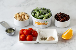 Теплый салат с фасолью