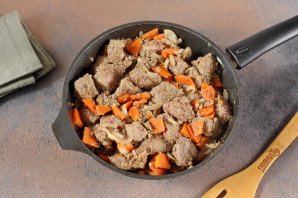 Говяжья печень тушеная с сельдереем